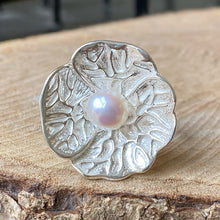 Cargar imagen en el visor de la galería, Anillo de Plata 0.925 en diseño de Flor con Perla Natural. Disponible en talla 7.
