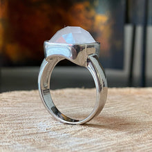 Cargar imagen en el visor de la galería, Anillo de plata 0.925 con Ágata Blanca. Disponible en talla 8.5 y talla 9
