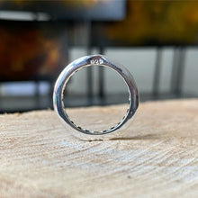 Cargar imagen en el visor de la galería, Anillo Eternity en plata 0.925 y Zirconias facetadas. Talla 6 y talla 7.
