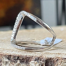 Cargar imagen en el visor de la galería, Anillo de Plata 0.925 con Zirconias. Disponible en talla 8 y 8.5
