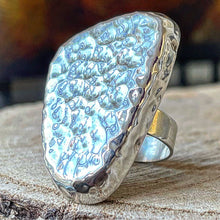 Cargar imagen en el visor de la galería, Anillo de Plata 0.925 con diseño Martillado. Ajustable entre la talla 6 a la talla 8
