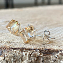 Cargar imagen en el visor de la galería, Aretes de Plata 0.925 con Cubitos de Cristal
