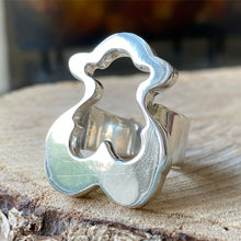 Cargar imagen en el visor de la galería, Anillo de plata peruana 0.950 con diseño TOUS. Disponible en talla 7.5
