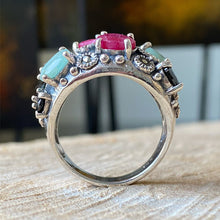 Cargar imagen en el visor de la galería, Anillo de Plata 0.925 en diseño “Quemado” con Esmeraldas, Ónix, Rubíes y Acerinas. Disponible en talla 7.
