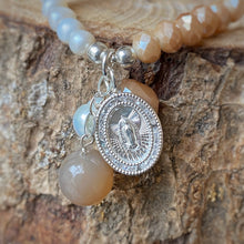 Cargar imagen en el visor de la galería, Pulsera con la Medalla de la Virgen de Guadalupe en Plata 0.925 con Zirconias, Perlas Naturales y Agata (elástica)
