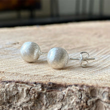 Cargar imagen en el visor de la galería, Aretes Diseño Mate en plata 0.925 (pequeños)
