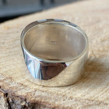 Cargar imagen en el visor de la galería, Anillo de plata peruana 0.950 con Madreperla. Disponible en talla 8.5 y talla 9
