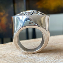 Cargar imagen en el visor de la galería, Anillo Abombado de Plata 0.925 con diseño Empedrado. Disponible en talla 8.
