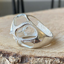 Cargar imagen en el visor de la galería, Anillo con Diseño Labrado en plata 0.925. Disponible en talla 7 y talla 8.5
