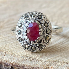 Cargar imagen en el visor de la galería, Anillo de Plata 0.925 con Rubíes y Acerinas. Disponible en talla 7 y talla 8.5
