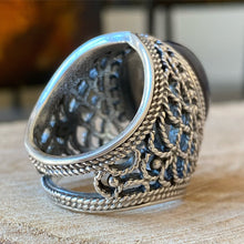 Cargar imagen en el visor de la galería, Anillo Labrado de Plata Peruana 0.950 con Blue Goldstone. Disponible en talla 8
