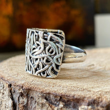 Cargar imagen en el visor de la galería, Anillo de Diseñador en plata peruana 0.950. Disponible en talla 7.5
