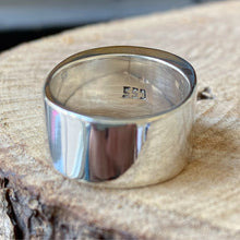 Cargar imagen en el visor de la galería, Anillo de plata peruana 0.950 con Madreperla. Disponible en talla 7.5 y talla 8
