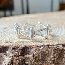 Cargar imagen en el visor de la galería, Anillos triángulos en plata 0.925. Disponible en talla 7.5 y talla 8
