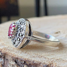 Cargar imagen en el visor de la galería, Anillo de Plata 0.925 con Rubíes y Acerinas. Disponible en talla 7 y talla 8.5
