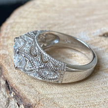 Cargar imagen en el visor de la galería, Anillo de Plata 0.925 con Zirconia. Disponible en talla 7
