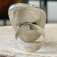 Cargar imagen en el visor de la galería, Anillo de Plata 0.925 con diseño Martillado. Ajustable entre la talla 6 a la talla 8
