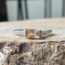 Cargar imagen en el visor de la galería, Anillo de Plata 0.925 con Cristal color Topacio, y Zirconias. Disponible en talla 7 y talla 7.5
