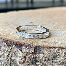 Cargar imagen en el visor de la galería, Anillo Eternity en plata 0.925 y Zirconias facetadas. Talla 6 y talla 7.
