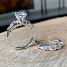 Cargar imagen en el visor de la galería, Anillo de compromiso y alianza de bodas en plata 0.925 y zirconias, talla 6, 6.5 y 7
