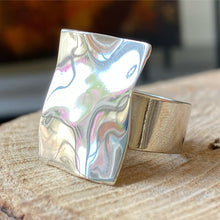 Cargar imagen en el visor de la galería, Anillo de plata 0,925 con placa rectangular ondulada. Disponible en talla 6.5, talla 7, talla 7.5 y talla 8.
