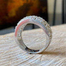 Cargar imagen en el visor de la galería, Anillo de Plata 0.925 con Zirconias. Disponible en talla 7.5
