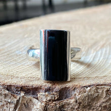 Cargar imagen en el visor de la galería, Anillo de plata 0.925 con Resina Negra. Disponible en talla 7.5 y talla 8
