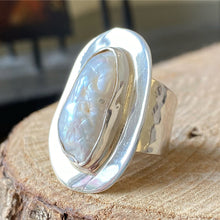 Cargar imagen en el visor de la galería, Anillo de plata peruana 0.950 martillada con Perla BIWA. Disponible en talla 8.
