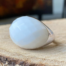 Cargar imagen en el visor de la galería, Anillo de Plata 0.925 con Ónix Blanco. Disponible en talla 6
