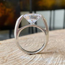 Cargar imagen en el visor de la galería, Anillo de Plata 0.925 con Zirconia en corte tipo Swarovski. Disponible en talla 6 y talla 8
