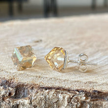 Cargar imagen en el visor de la galería, Aretes de Plata 0.925 con Cubitos de Cristal
