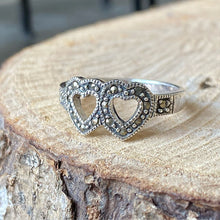 Cargar imagen en el visor de la galería, Anillo Doble Corazón en plata 0.925 con Acerinas. Disponible en talla 9 y talla 9.5
