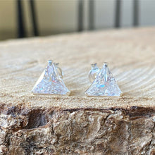 Cargar imagen en el visor de la galería, Aretes con diseño triangular en plata 0,925 con Zirconias
