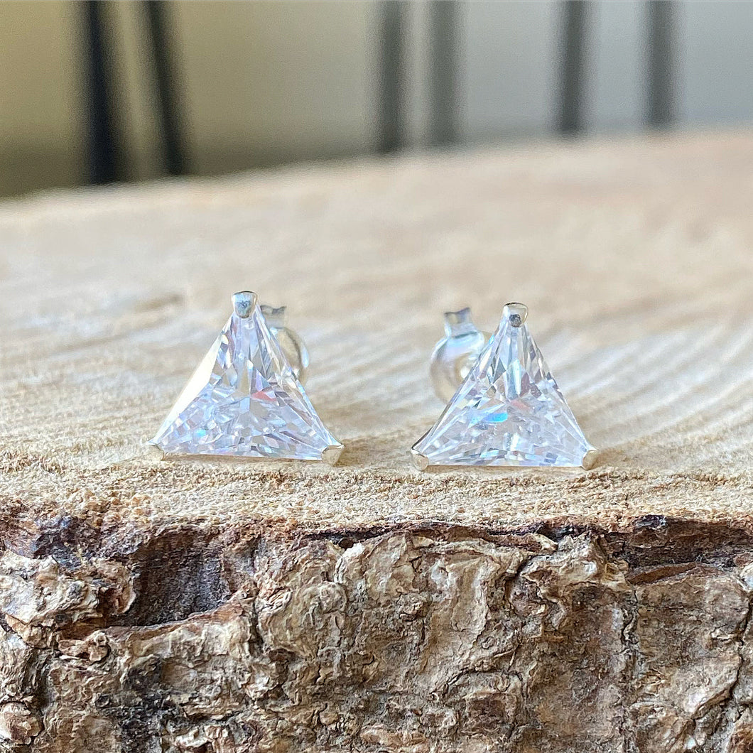 Aretes con diseño triangular en plata 0,925 con Zirconias