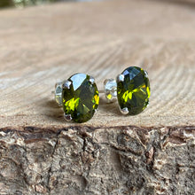 Cargar imagen en el visor de la galería, Aretes de plata 0.925 con Cristal Facetado Color Verde
