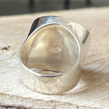 Cargar imagen en el visor de la galería, Anillo de Plata Peruana 0.950 con Lapislázuli. Disponible en talla 7.5 y talla 8
