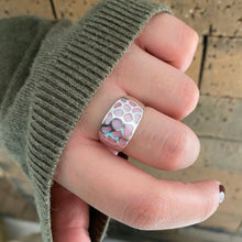 Cargar imagen en el visor de la galería, Anillo Dálmata en plata 0.925 con Madreperla Rosa. Disponible en talla 8.
