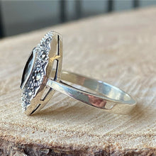 Cargar imagen en el visor de la galería, Anillo de Plata 0.925 con Ónix y Acerinas. Disponible en talla 9 y 9.5
