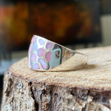 Cargar imagen en el visor de la galería, Anillo Dálmata en plata 0.925 con Madreperla Rosa. Disponible en talla 8.
