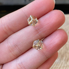 Cargar imagen en el visor de la galería, Aretes de Plata 0.925 con Cubitos de Cristal
