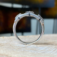 Cargar imagen en el visor de la galería, Anillo de Plata 0.925 con Acerinas. Disponible en talla 9 y 9.5
