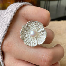 Cargar imagen en el visor de la galería, Anillo de Plata 0.925 en diseño de Flor con Perla Natural. Disponible en talla 7.
