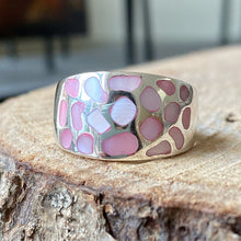 Cargar imagen en el visor de la galería, Anillo Dálmata en plata 0.925 con Madreperla Rosa. Disponible en talla 8.
