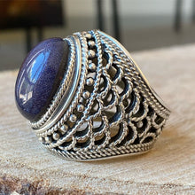 Cargar imagen en el visor de la galería, Anillo Labrado de Plata Peruana 0.950 con Blue Goldstone. Disponible en talla 8
