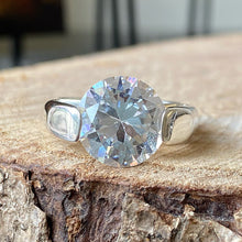 Cargar imagen en el visor de la galería, Anillo de Plata 0.925 con Zirconia en corte tipo Swarovski. Disponible en talla 6 y talla 8
