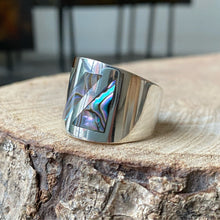 Cargar imagen en el visor de la galería, Anillo de plata peruana 0.950 con Madreperla. Disponible en talla 7.5
