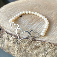 Cargar imagen en el visor de la galería, Pulsera diseño Triple Corazón en Plata 0.925 con Perlas Naturales (elástica)
