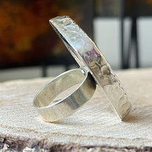 Cargar imagen en el visor de la galería, Anillo de Plata 0.925 con diseño Martillado. Ajustable entre la talla 6 a la talla 8
