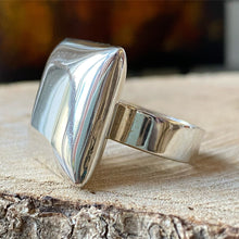 Cargar imagen en el visor de la galería, Anillo de Plata con diseño Cuadrado Liso. Disponible en talla 7 y 7.5
