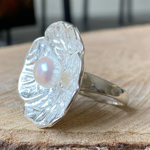 Cargar imagen en el visor de la galería, Anillo de Plata 0.925 en diseño de Flor con Perla Natural. Disponible en talla 7.
